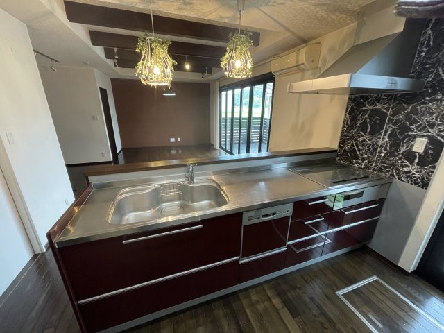 丹波篠山市網掛の中古一戸建のキッチン|鮮やかな色合いのキッチンです！IHクッキングヒーター・食洗器付き！