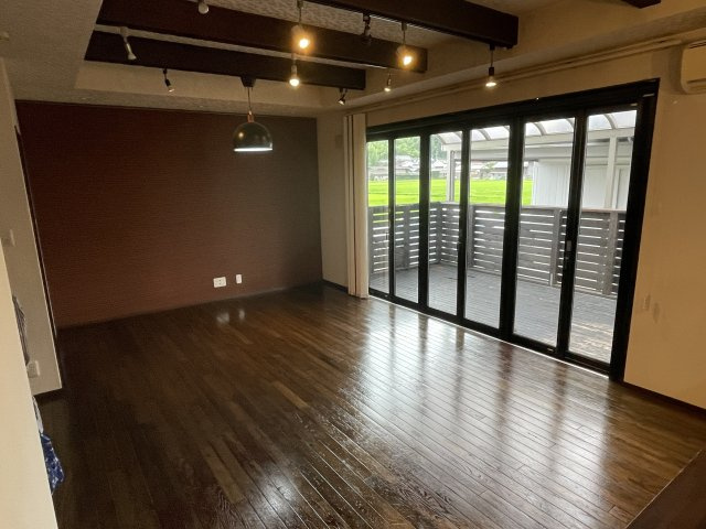 丹波篠山市網掛の中古一戸建の居間・リビング|開口部が広く、明るく風通しの良い快適なリビングです♪