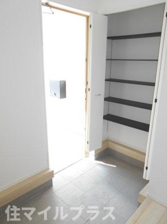 【玄関】 | 郡山市日和田町日向新築一戸建て3棟 | 明るい玄関です