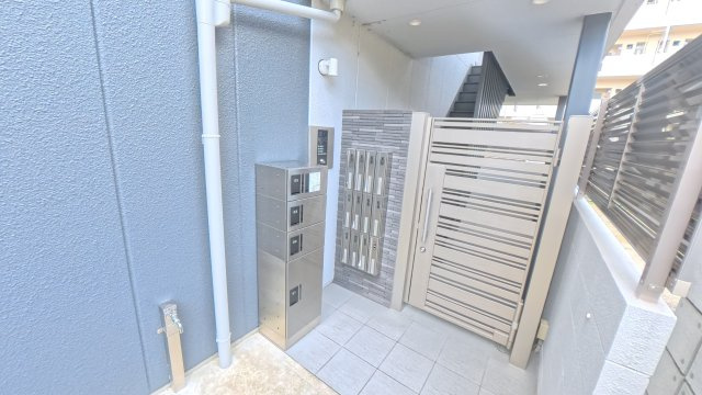 オーシャンズ西向日のエントランス