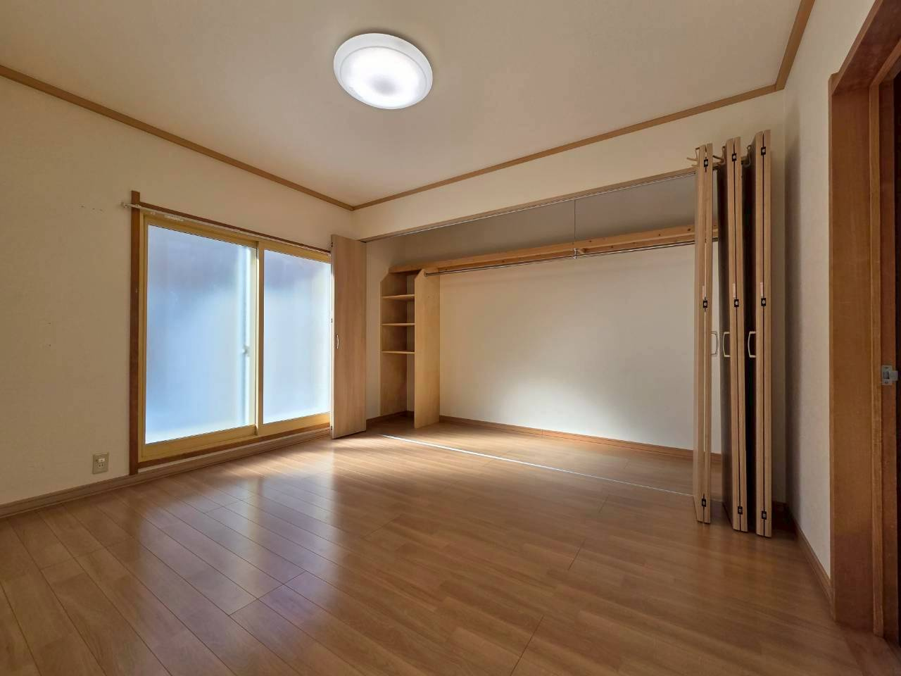 文苑2丁目　中古住宅の洋室|1階リビング横洋室6帖