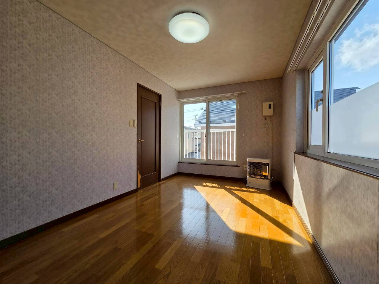 文苑2丁目　中古住宅の洋室