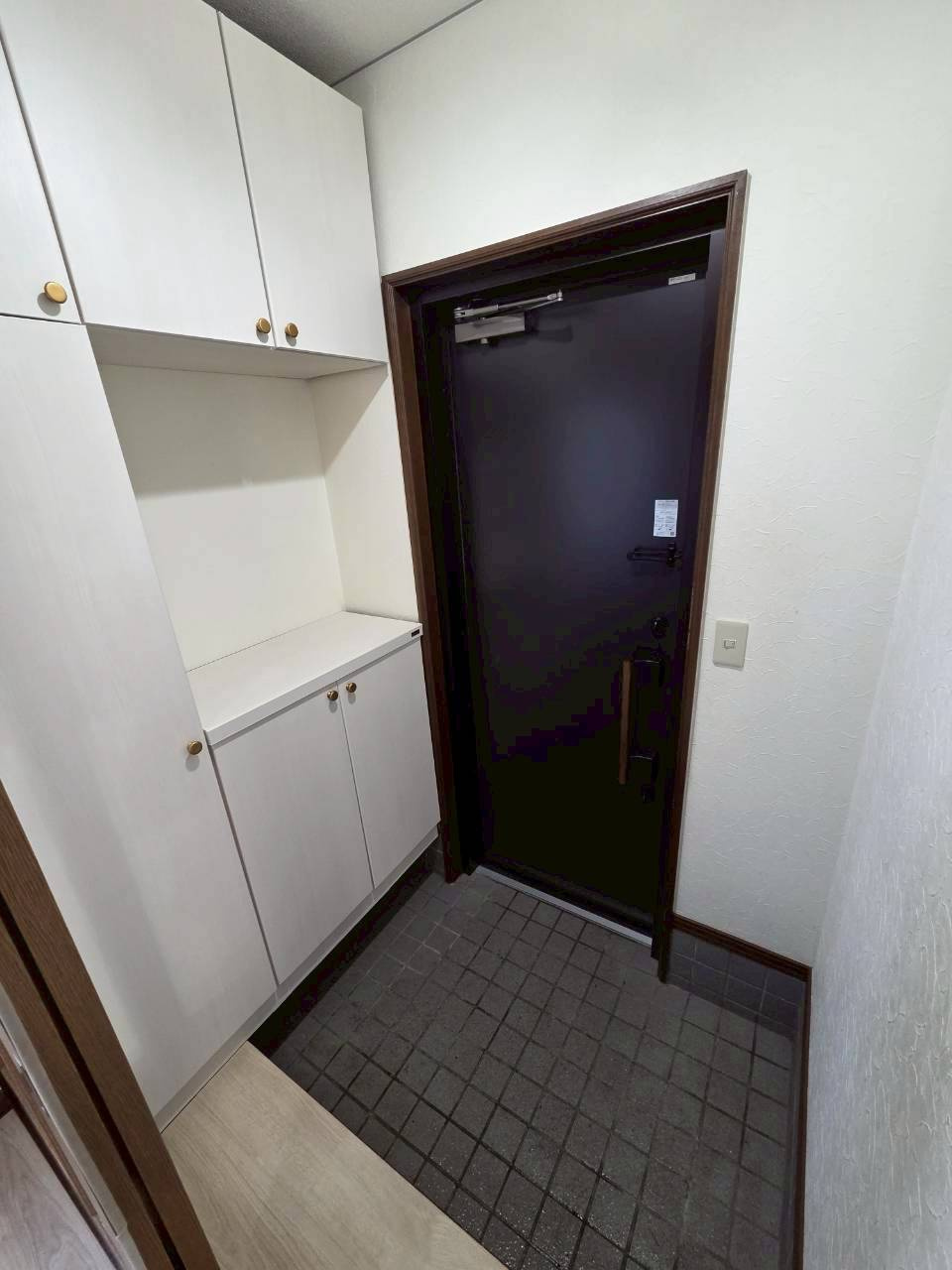 文苑2丁目　中古住宅のエントランス|シューズボックス完備