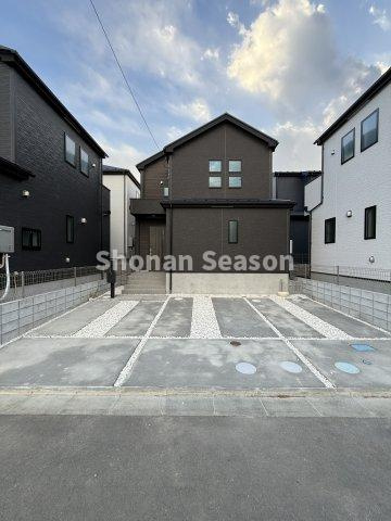 【外観】 | 北向き道路幅6ｍに接道し、駐車もスムーズ！
45坪超え！ゆとりある敷地内には、並列３台駐車が可能です♪