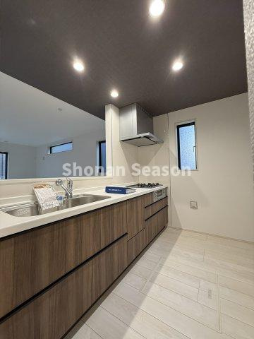 【キッチン】 | 対面式でコミュニケーションが取りやすく、３口コンロ・グリル搭載！
お料理のレパートリーが増えますよ♪