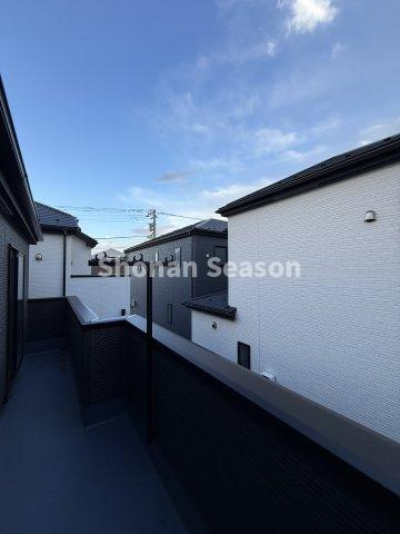 【バルコニー】 | 心地の良い陽光溢れる南向きバルコニーは洗濯物やお布団が干す事ができ、気持ちよく乾くのが嬉しいですね。