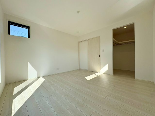 一宮東町１号棟　新築戸建ての洋室|ゆとりのある広さの主寝室。大容量のウォークインクローゼット付きで、衣類や季節物もしっかり収納できる快適なお部屋です。