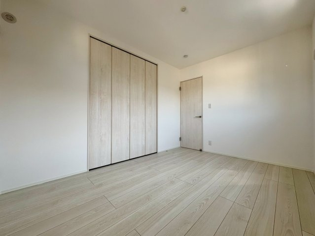 一宮東町１号棟　新築戸建ての洋室|シンプルで使いやすい洋室。クローゼット付きで収納もしっかり確保されており、子ども部屋や書斎など多目的に使えるお部屋です。