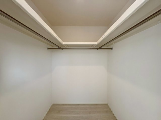 一宮東町１号棟　新築戸建ての収納|衣類や季節物もしっかり収納できるウォークインクローゼット。収納力が高く、お部屋をすっきりと保てる便利なスペースです。