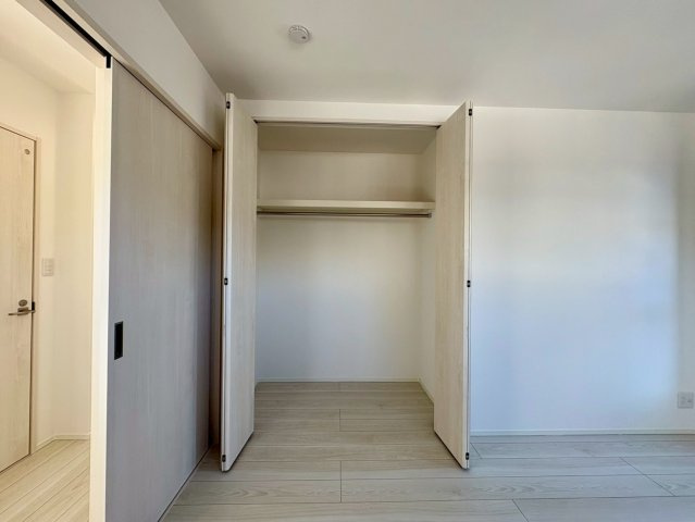 一宮東町１号棟　新築戸建ての収納|奥行きのあるクローゼット付きで収納力も十分。衣類や荷物をすっきり整理でき、お部屋を広く使える便利な収納スペースです。