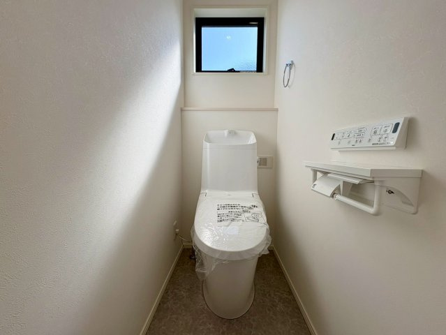 一宮東町１号棟　新築戸建てのトイレ|窓付きで明るく換気もしやすいトイレ。温水洗浄便座付きで、毎日快適に使える清潔感のある空間です。