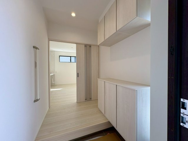一宮東町１号棟　新築戸建ての玄関|収納力のあるシューズボックス付きの玄関。すっきりとした空間で、毎日の出入りも気持ちよく迎えてくれます。