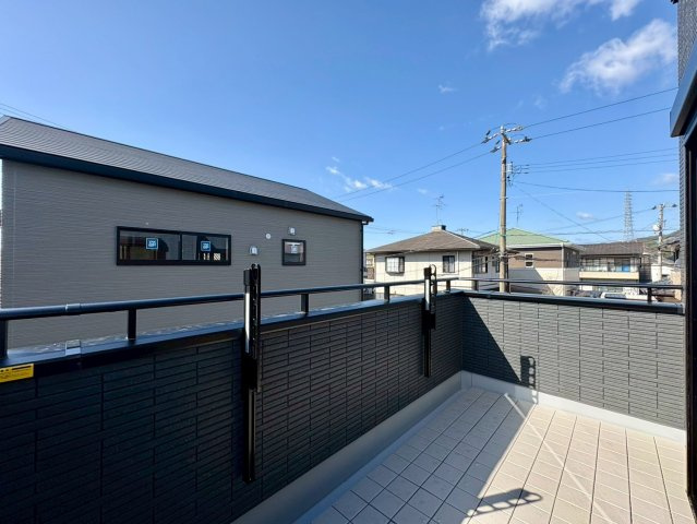 一宮東町１号棟　新築戸建てのバルコニー|陽当たりの良いバルコニー。洗濯物もたっぷり干せて、毎日の家事も快適にこなせるスペースです。