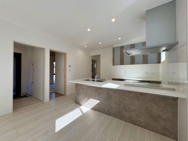 一宮東町１号棟　新築戸建てのキッチン|開放感のある対面キッチンが魅力のLDK。リビング全体を見渡せる間取りで、家族との会話を楽しみながら料理ができる心地よい空間です。