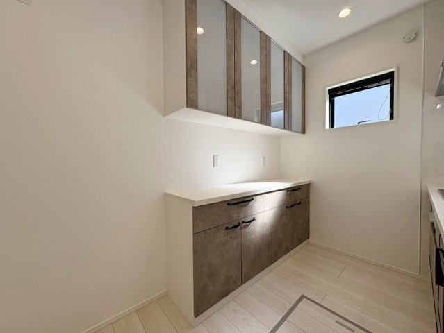 一宮東町１号棟　新築戸建ての収納|キッチン横には収納力のあるカップボード付き。食器や調理家電をすっきり収納でき、作業スペースとしても使える便利なキッチンスペースです。