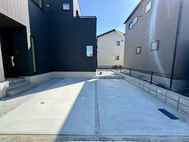 高知市一宮１号棟　新築戸建ての駐車場|ゆとりのある駐車スペースを確保した外構。並列駐車が可能で、毎日の車の出し入れもスムーズに行えます。