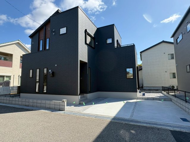 一宮東町１号棟　新築戸建ての外観|街並みに映えるスタイリッシュなブラック外観の新築住宅。ゆとりのある駐車スペースで車の出し入れもスムーズ。シンプルで飽きのこないデザインと、落ち着いた住環境が魅力の一邸です。
