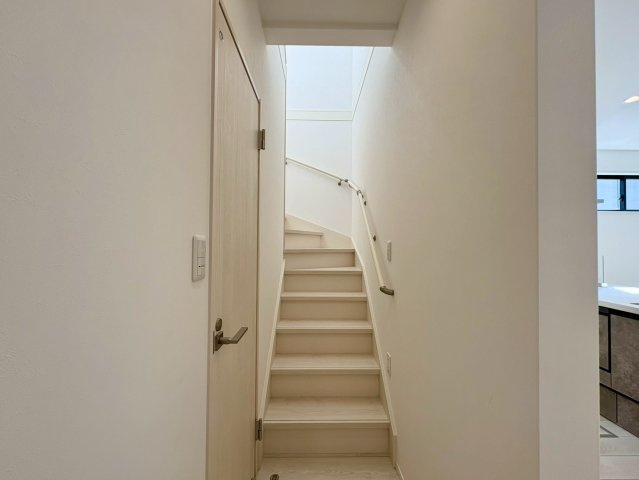 一宮東町１号棟　新築戸建てのその他|手すり付きで安心して上り下りできる階段。シンプルで明るい空間が、毎日の移動を快適にしてくれます。
