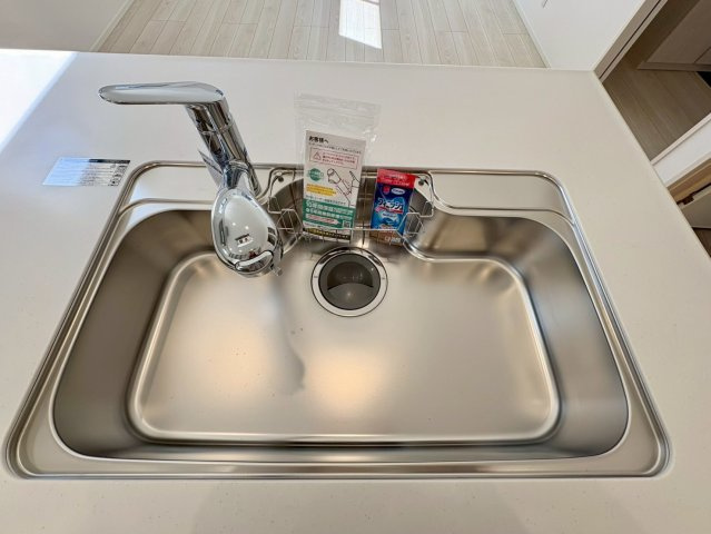 一宮東町１号棟　新築戸建てのキッチン|広々としたシンクで洗い物もしやすいキッチン。使い勝手の良い設計で、毎日の料理や片付けもスムーズに行えます。