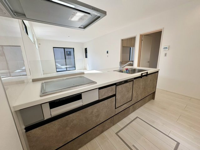 一宮東町１号棟　新築戸建てのキッチン|リビングを見渡せる対面キッチン。IHクッキングヒーターでお手入れも簡単、家族と会話を楽しみながら料理ができる使いやすいキッチンです。