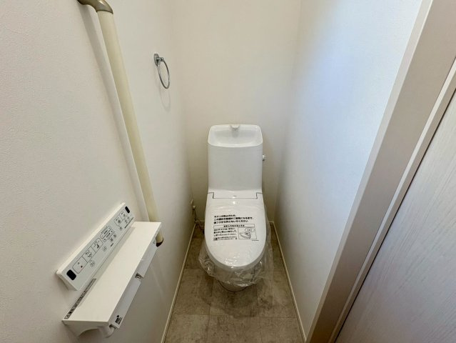 一宮東町１号棟　新築戸建てのトイレ|温水洗浄便座付きのトイレ。シンプルで清潔感のある空間で、毎日快適にご使用いただけます。