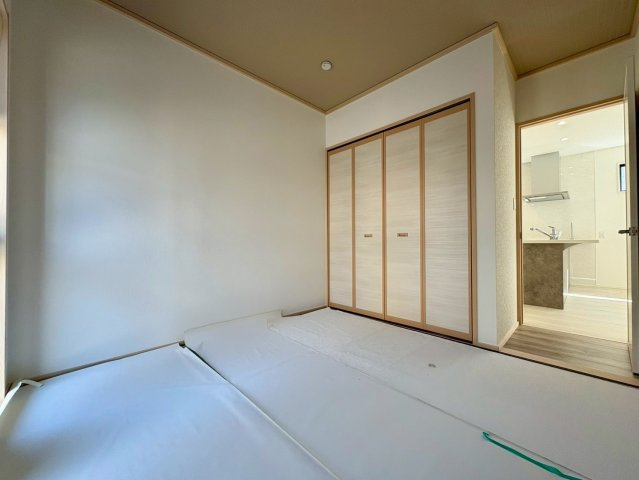 一宮東町１号棟　新築戸建ての和室|リビング横にある落ち着いた和室スペース。客間としてはもちろん、小さなお子様の遊び場やお昼寝スペースとしても使える便利な空間です。