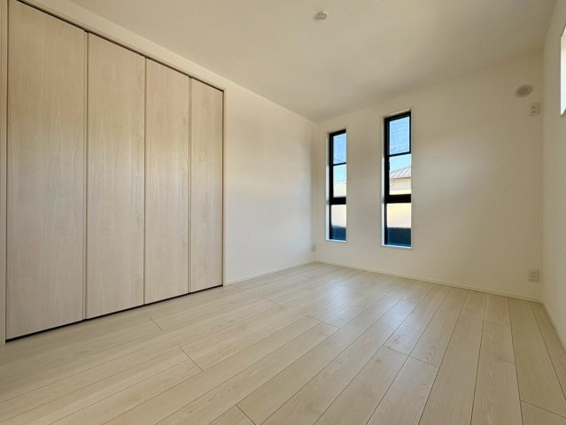 一宮東町１号棟　新築戸建ての洋室|明るい自然光が差し込む洋室。大きなクローゼット付きで収納力もあり、主寝室や子ども部屋としても使いやすいお部屋です。