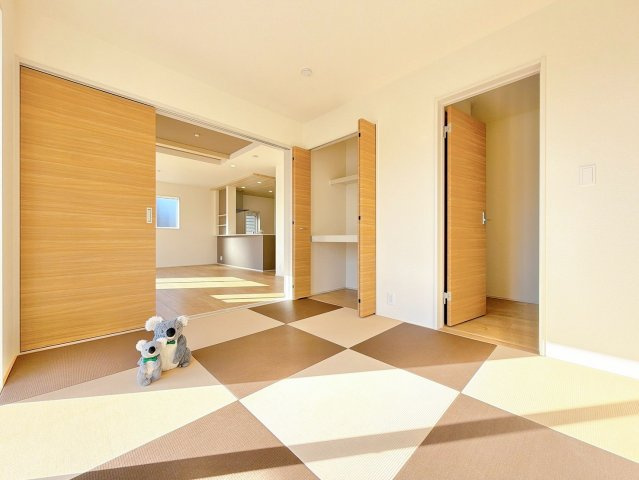 【和室】 | 高崎市箕郷町上芝　新築住宅 | リビングに隣接する和室は柔らかな畳で音も響きにくく衝撃を吸収。キッチンから見守れるキッズスペースとしても使用可能です。