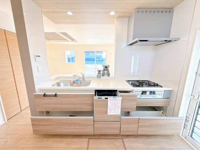 【キッチン】 | 高崎市箕郷町上芝　新築住宅 | 忙しい毎日にうれしい、広々としたシステムキッチン。
収納たっぷりで調理器具も調味料もまとめて収納できます。