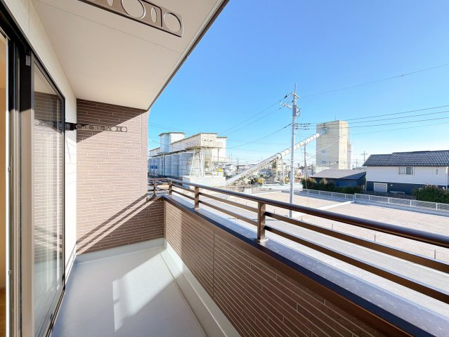 【バルコニー】 | 高崎市箕郷町上芝　新築住宅 | 日当たりの良いバルコニーで毎日の暮らしに明るさとゆとりを。洗濯物もよく乾き、季節の移ろいを感じながら過ごせます。