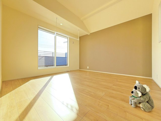 【洋室】 | 高崎市箕郷町上芝　新築住宅 | さまざまにカスタマイズしていただけるシンプルなデザインの内装。室内物干しもあるので雨の日も安心！ご自身で素敵な空間を創り上げられます。