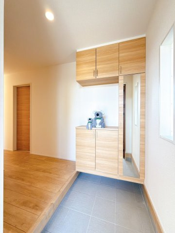 【玄関】 | 高崎市箕郷町上芝　新築住宅 | 自然光が差し込む明るい玄関は、帰るたびにほっとする暖かな雰囲気。木目調のドアや床が、優しい印象を与えてくれます。