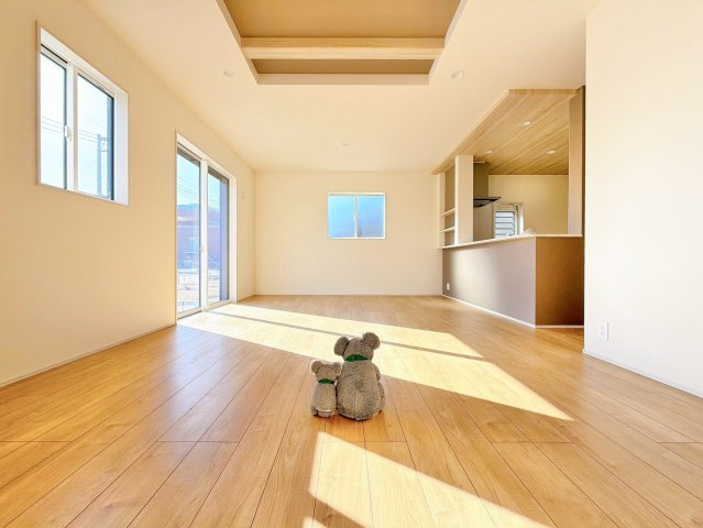 【居間・リビング】 | 高崎市箕郷町上芝　新築住宅 | 上質な素材感と明るい空間が調和するリビング・ダイニング。家族やゲストをもてなす、ワンランク上のくつろぎをお届けします。