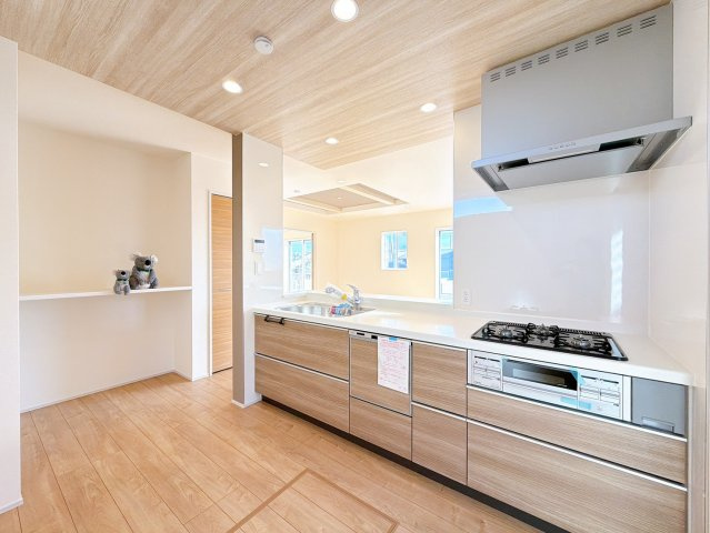 【キッチン】 | 高崎市箕郷町上芝　新築住宅 | 使い勝手のいいシステムキッチンには、ビルトインタイプの食器洗浄乾燥機を完備。食後の片付けもスイッチ一つで完了し、時間にも心にもゆとりが生まれます。