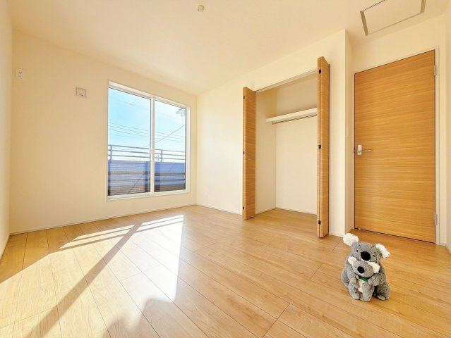 【洋室】 | 高崎市箕郷町上芝　新築住宅 | 窓からそそがれる暖かみのある明るい空間。広々としたプライベート空間で自分の時間を楽しめます。フローリング仕様で普段のお掃除も楽々です。