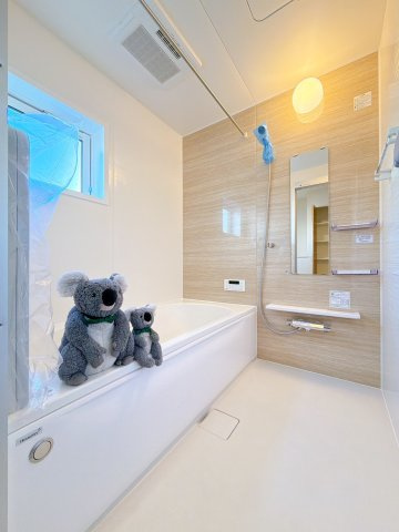 【浴室】 | 高崎市箕郷町上芝　新築住宅 | ほどよい優しいライトに包まれたバスルーム。香りの良いバスソルトに身をまかせ、浴槽でゆっくりと深呼吸。一日の疲れが癒されます。