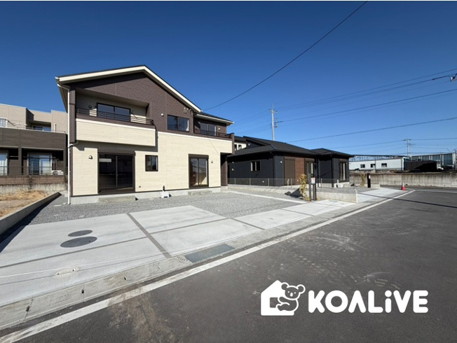 【外観】 | 高崎市箕郷町上芝　新築住宅 | 完成済み！いつでも新生活を始めることができます。
開放感あるLDK！
陽当り、風通しも良い暖かな住まいです。
KOALIVE （コアライブ）【0120-919-727】
