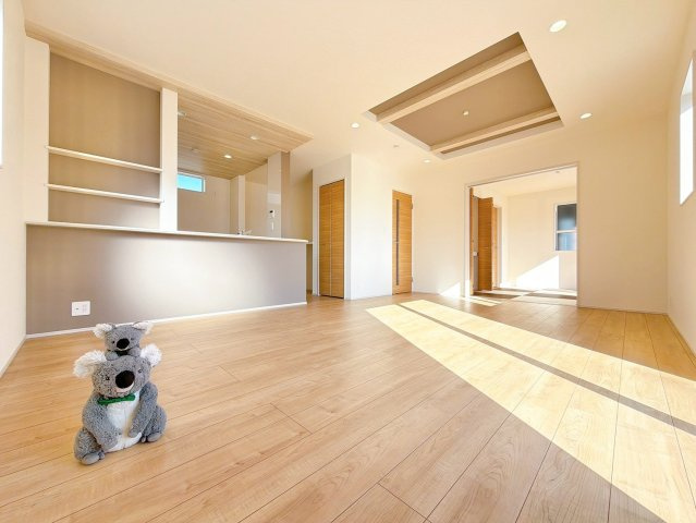 【居間・リビング】 | 高崎市箕郷町上芝　新築住宅 | 家族が自然と集まるリビング・ダイニング明るい光が差し込み、笑顔があふれる心地よい空間です。ゆったりとした広さで、くつろぎの時間をお過ごしいただけます。