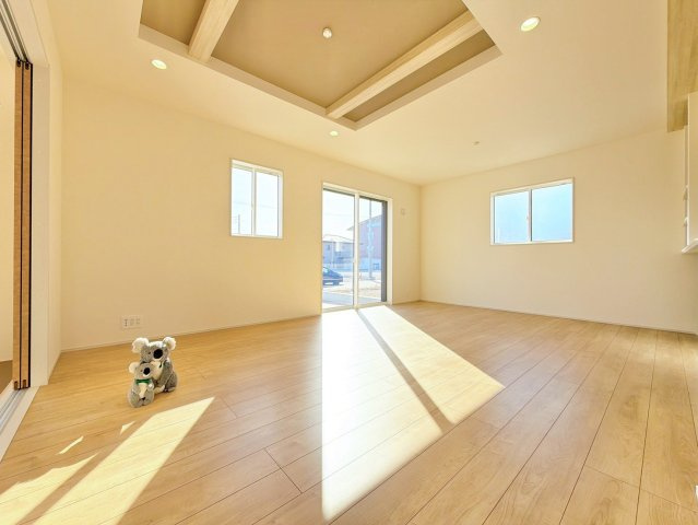 【居間・リビング】 | 高崎市箕郷町上芝　新築住宅 | ≪LDK≫
陽当りも良いリビング。
光が差し込む明るい空間はいつもの時間をより特別に…穏やかなひと時を一層充実した時間へ変えてくれます。