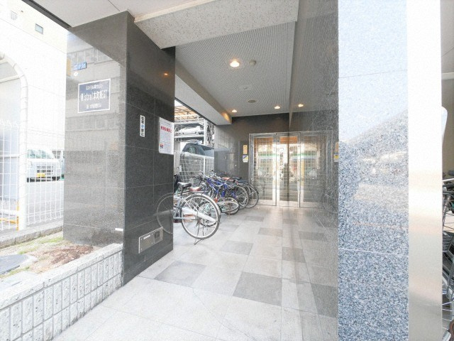 ミストラル本町ウエストのエントランス