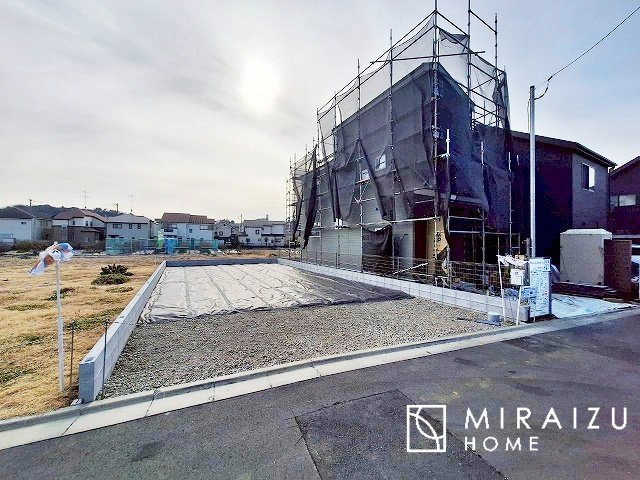 【前面道路含む現地写真】 | お車の運転に自信のない方でも安心かなと思います。とても解放感があり、日当たりも気持ちよさそうです。

