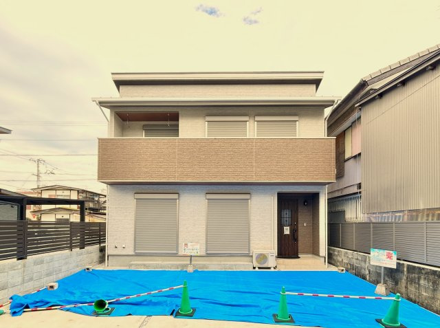 高知市竹島町　中古住宅の外観|南北両面道路で日当たり・風通し良好！ドラッグストアや銀行が徒歩圏内の便利な立地。省令準耐火・オール電化・食洗機・浴室乾燥など標準設備も充実。暮らしやすさにこだわった住宅です。