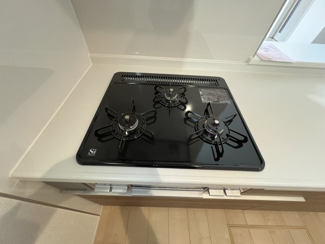 羽村市小作台4丁目　新築戸建全6棟のキッチン|三口ガスコンロ