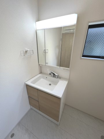 羽村市小作台4丁目　新築戸建全6棟の独立洗面台|三面鏡タイプ洗面化粧台｡鏡の角度を変えることで身だしなみチェックしやすいです。