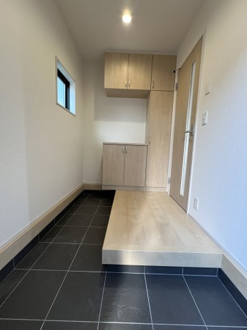 羽村市小作台4丁目　新築戸建全6棟の玄関|家族が同時に使っても窮屈にならないL字設計の玄関。ベビーカーも置いておけるのでお出かけもスムーズに。。♪