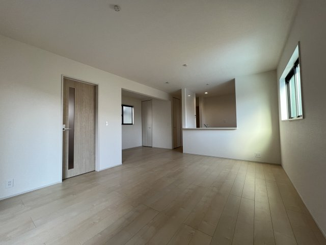 羽村市小作台4丁目　新築戸建全6棟の居間・リビング|リビングと洋室、併せて19帖！開放感があります♪