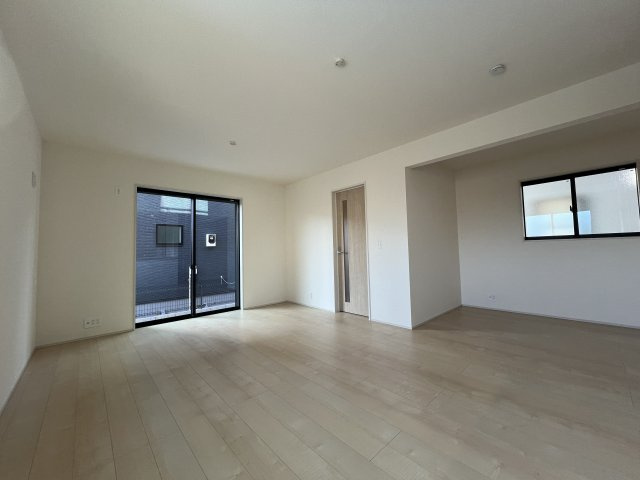 羽村市小作台4丁目　新築戸建全6棟の居間・リビング|ご家族みんながゆったりくつろげるリビング。お子様が元気にはしゃぐ姿が目に浮かびます♪