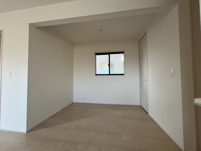 羽村市小作台4丁目　新築戸建全6棟の洋室|3帖　お子様の遊び場にも、お昼寝にも。目が届く一室。