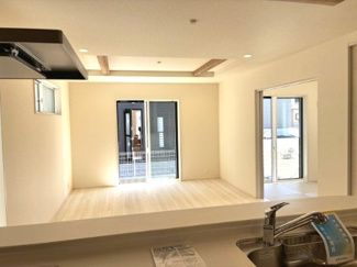 【居間・リビング】 | 大津市雄琴5丁目11　新築戸建 | 2026年5月撮影、キッチンからの見た目
