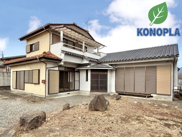 【中古戸建】桐生市相生町3丁目の外観|■外観｜広いお庭で子供達を伸び伸びと遊ばせてあげたい…！わんちゃんの為にドッグランを作りたい…！そんな願いが叶う120坪の敷地、3台以上駐車可能です♪